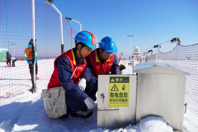 夷陵供电：上门“体检” 护航百里荒滑雪场“开板”
