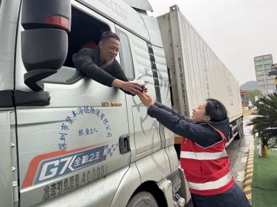 宜昌北收费站：寒潮中送温暖，一杯姜茶，一路平安
