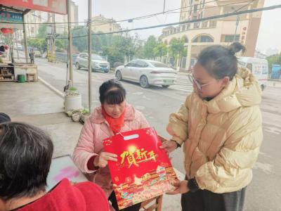 情暖老兵送春联  贴心关爱送温情