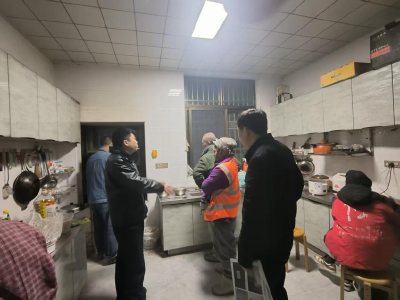 鸦鹊岭镇：敲门入户摸实情三防宣传护平安