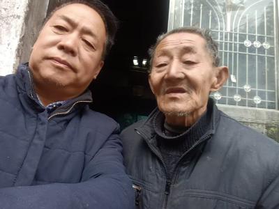 岁暖尊师心！龙泉退休教师春节前探望八旬小学恩师