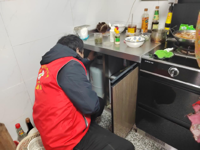 鸦鹊岭镇：冬季入户安全检查 筑牢村居安全“防火墙”