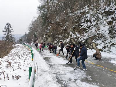 百余人同心破冰 十公里险途变通途
