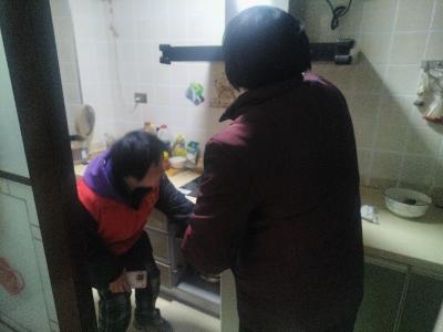 风雪护民显担当 敲门送暖守平安