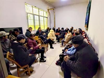 屋场会里传政策 暖心护民保平安