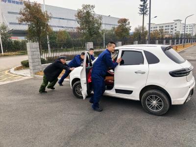 老人车辆抛锚路中 消防员推车充电解困