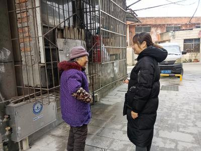 降温寒潮送温暖 入户走访护平安