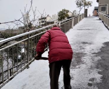 港虹社区：雪落街巷添寒意 扫雪除冰护出行