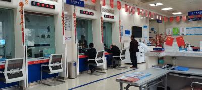 三峡农商银行夷陵支行下沉服务暖基层