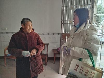 雪落寒深，情暖人心