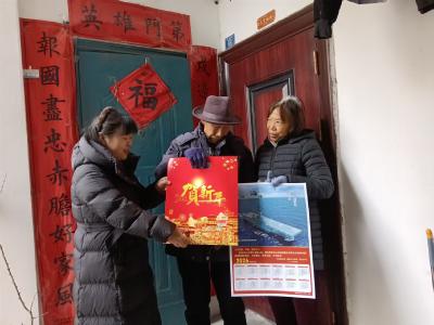 春联慰问送祝福 翰墨飘香暖人心