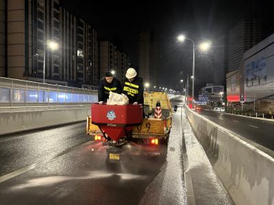 闻“雪”而动战寒夜 除冰保畅护民生