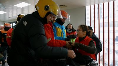 风雪中送出“温暖包” 夷陵区委社会工作部组织志愿者关爱一线户外劳动者