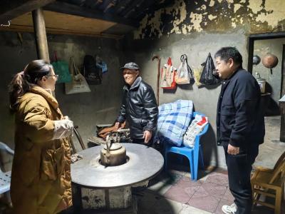 寒潮送温暖，社区情暖高龄老人心