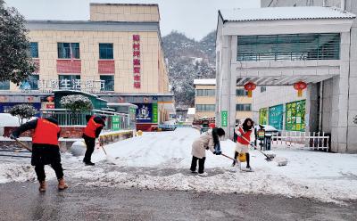 樟村坪社区开展除雪铲冰行动