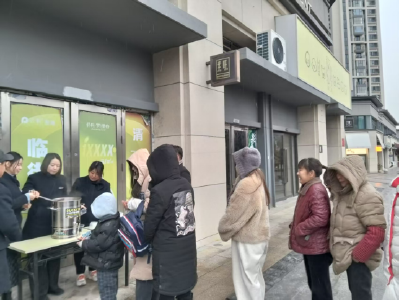 寒冬邻里暖意融 一碗羹汤润心房