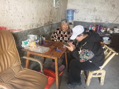 港虹社区：网格服务进家门 年审办理“零跑腿”