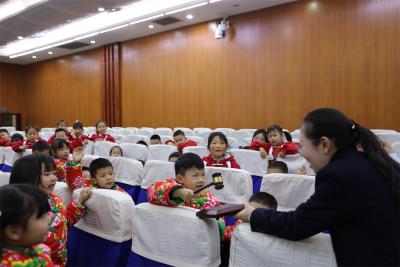 新年开课，萌娃探法院