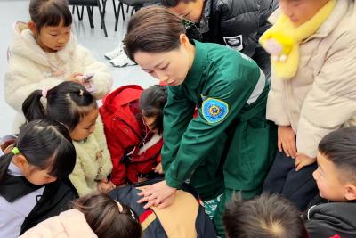 党建赋能守初心 科普护航助成长——夷陵人民医院健康课堂点亮托管时光