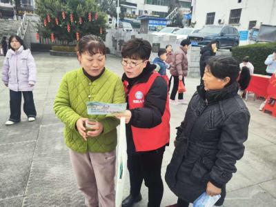 三斗坪镇：翰墨迎春送福至，政策惠民暖人心