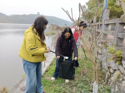 平湖社区：新春巡河守护碧水清流