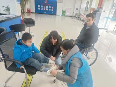 平云社区：暖冬送鞋 情暖童心