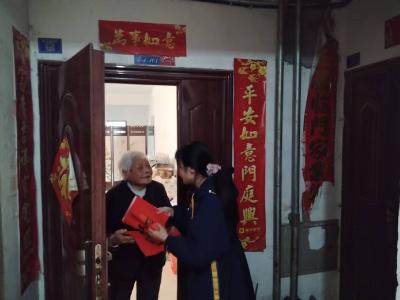峡江社区：为高龄老人送春联送祝福