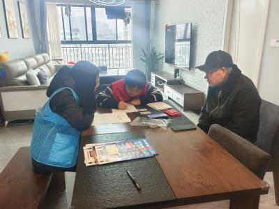 平云社区：高龄津贴上门办 温情服务暖桑榆