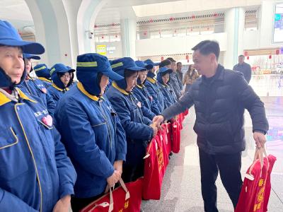 情暖新春 心系一线  区总工会联合高铁北站开展春节送温暖慰问活动
