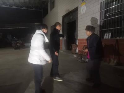 寒夜护送 情暖归途