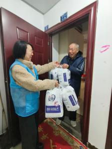 东城社区：一份尿不湿，万分助残爱