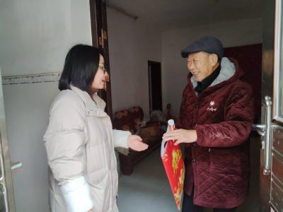 春联传暖意 尊崇敬老兵