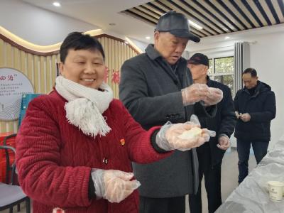 东湖社区：迎新春包饺子 邻里情暖社区