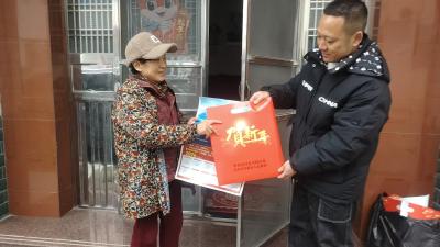 入户送春联 祝福暖兵心