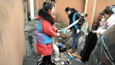 平云社区：志愿者“大扫除”，为小区环境“一键焕新”