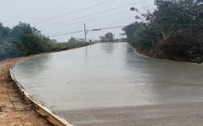 鸦鹊岭镇：大道通衢暖民心 新春畅行惠乡邻