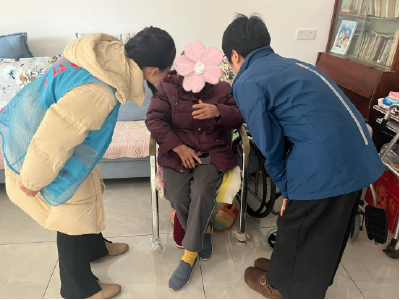 锦江社区：新春送暖进家门 倾心走访显温情