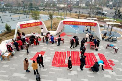 【新春走基层】笔墨传情送福至 龙马精神暖龙泉