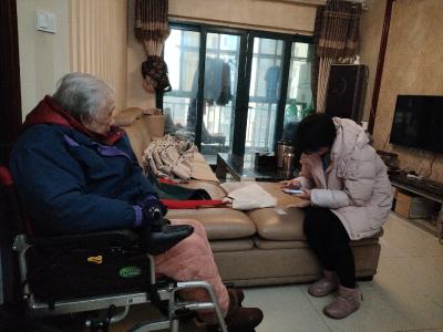 绿洲社区：网格员上门帮办 暖民心服务到家