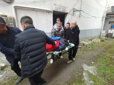 邻里合力  紧急救助暖人心