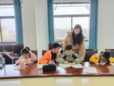 情暖寒托护童心 爱伴成长启新程