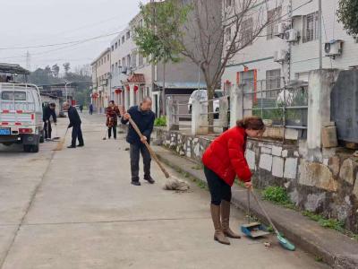 鄢家河村扫尘焕新亮底色 干群同心开新局