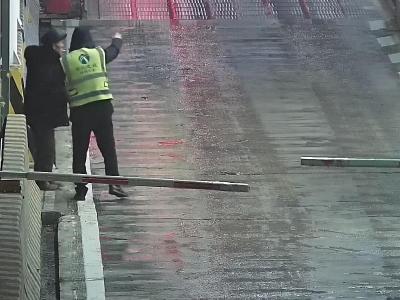 春运安全线｜耐心劝导，化解高速行人险情