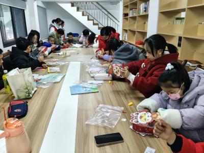 彩灯映童心 巧手传民俗