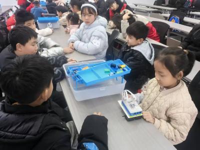 平湖社区：趣味机器人课嗨翻寒假 萌娃变身“工程师”