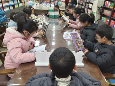 童心探书海 ：爱心托管班走进新华书店