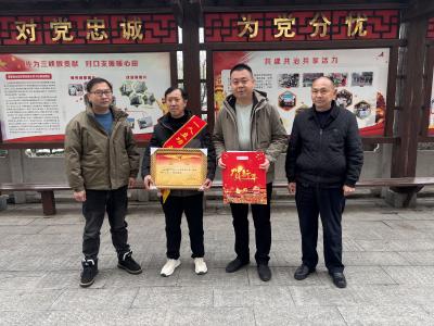 喜报传佳音 温情暖军属