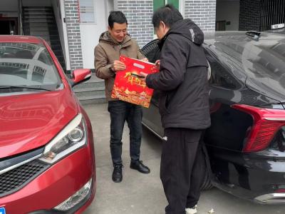 茅坪河社区：手捧新春礼，情暖老兵心