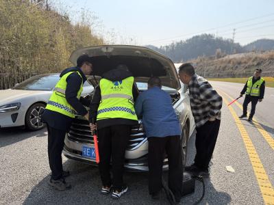 紧急救助故障车辆 暖心护航返程路