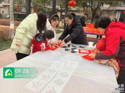 东城社区：小区广场翰墨香，邻里拓“福”迎佳节